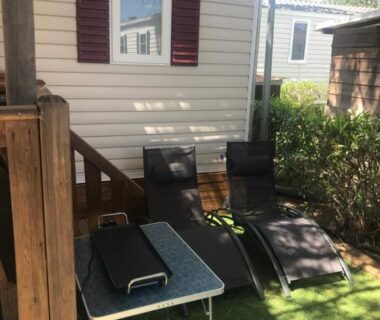 Terrasse avec transats et petite table devant mobil-home du Camping Siblu