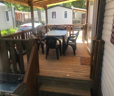 Terrasse couverte avec table et chaises du Camping Siblu