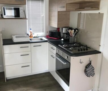 Coin cuisine équipée avec four et plaque dans le mobil-home du Camping Siblu