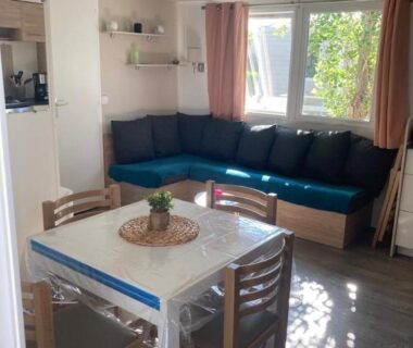 Séjour avec banquette et table à manger au Camping Siblu