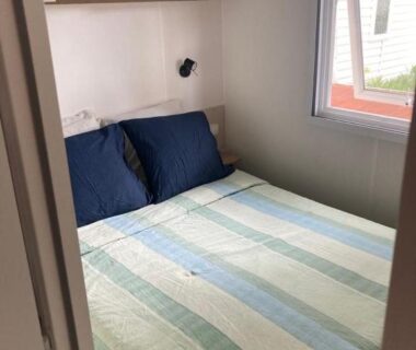 Chambre avec lit double dans le mobil-home Camping Siblu