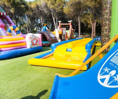 Aire de jeux gonflable avec toboggans dans le camping Site de Gorge Vent