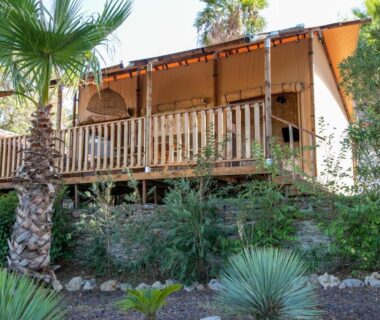 Chalet sur pilotis avec terrasse en bois au camping Site de Gorge Vent