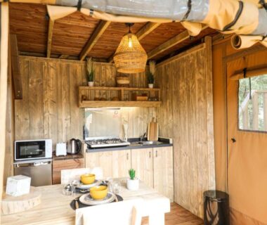 Cuisine en bois dans une tente au Camping Site de Gorge Vent