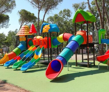 Aire de jeux avec toboggans colorés au Camping Site de Gorge Vent