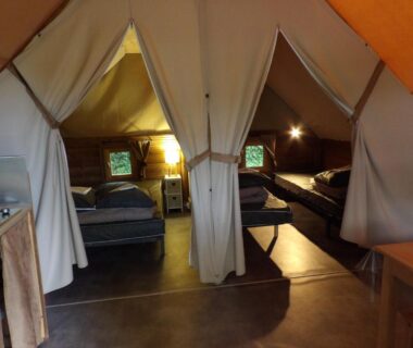 Intérieur de tente lodge avec deux lits au Camping Smile & Braudieres