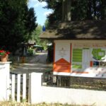 Entrée avec panneau d'accueil et portail du Camping Smile et Braudieres