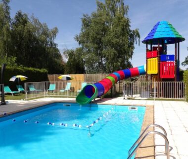 Piscine avec toboggan et aire de jeux au Camping Smile & Braudieres