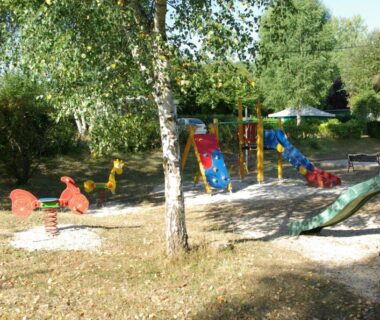 Aire de jeux avec toboggan et structures pour enfants au camping Smile et Braudieres