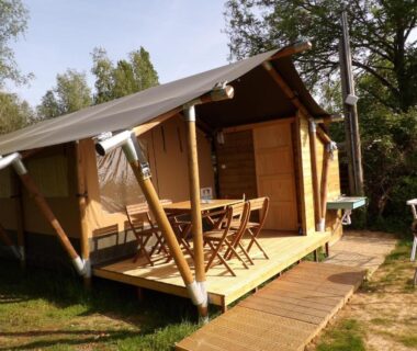Terrasse en bois avec table et chaises au Camping Smile & Braudieres