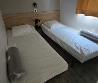 Chambre avec deux lits simples dans l'hébergement du Camping Sol à Gogo