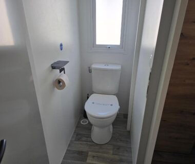 WC dans la salle d'eau du mobil-home Camping Sol à Gogo
