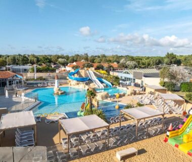 Piscine du camping avec toboggans et transats au Camping Sol à Gogo