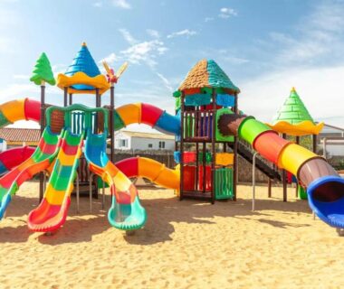Aire de jeux extérieure avec toboggans au Camping Sol à Gogo