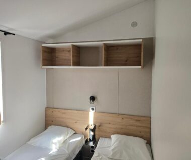 Chambre avec deux lits simples au Camping Sol à Gogo