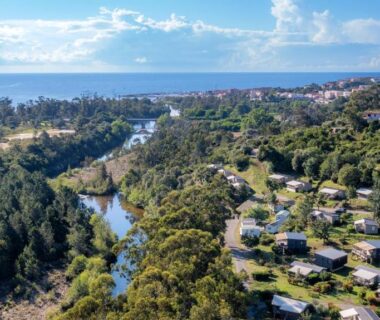 Bord de mer et mobil-homes le long d'une rivière au Camping Sole Di Sari