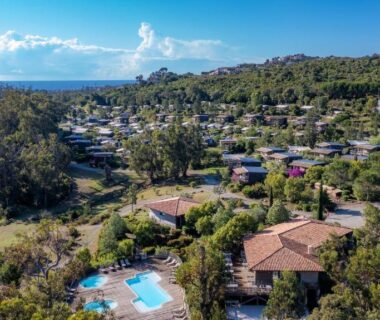 Vue aérienne du site et de la piscine du Camping Sole Di Sari