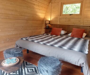 Chambre de cabane en bois avec lit double au Camping Sud AVEYRON dans le Rougier