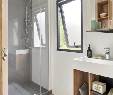 Salle de bains avec douche et lavabo dans le Camping Sud AVEYRON dans le Rougier