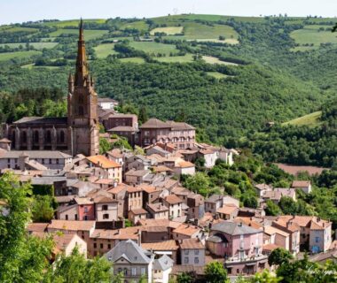 Village du Rougier avec église et toits de tuiles au Camping Sud AVEYRON dans le Rougier