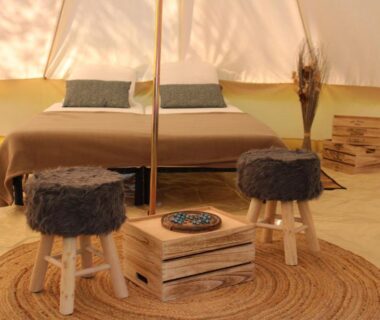 Intérieur de tente avec lits et tabourets du Camping Sud AVEYRON