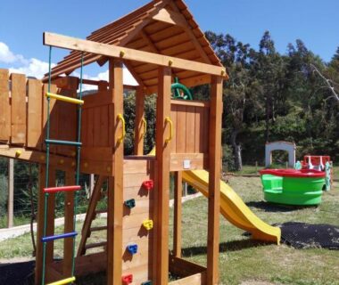 Aire de jeux en bois avec toboggan au Camping TIKITI