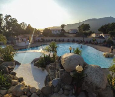 Piscine lagon entourée de rochers au camping TIKITI