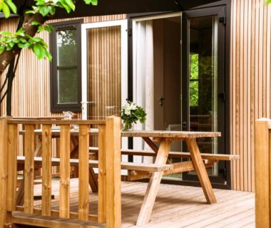 Terrasse en bois avec table de pique-nique au Camping Taxo Les Pins