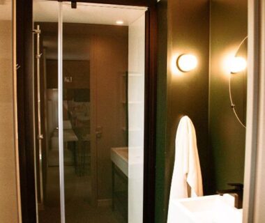 Salle de bain avec douche vitrée et vasque au Camping Taxo Les Pins