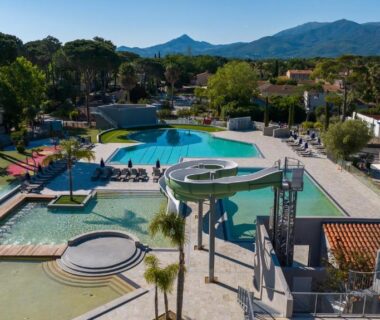Piscine extérieure avec toboggans bassins et transats au Camping Taxo Les Pins