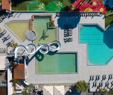 Complexe piscine avec toboggans et transats au Camping Taxo Les Pins