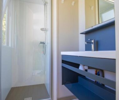 Salle de bain avec cabine de douche et lavabo dans le mobil-home du Camping Taxo Les Pins - Maeva