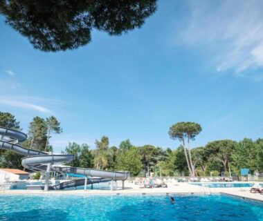 Piscine extérieure avec toboggan au Camping Taxo Les Pins - Maeva
