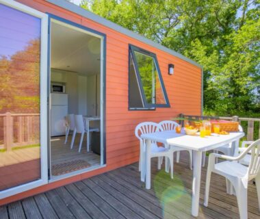 Terrasse en bois avec table et chaises du Camping Taxo Les Pins – Maeva