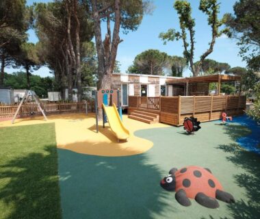 Aire de jeux avec toboggan et sol amortissant au Camping Taxo Les Pins - Maeva