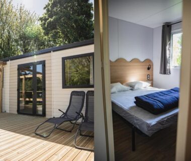 Terrasse en bois avec transats et chambre attenante du Camping Terre d'Armor