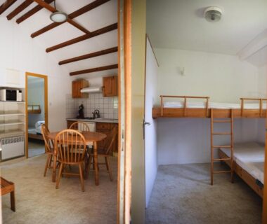 Coin cuisine et chambre avec lits superposés au Camping Terre d'Armor
