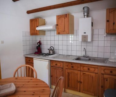 Coin cuisine avec évier et table dans le mobil-home du Camping Terre d'Armor
