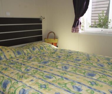 Chambre avec lit double et fenêtre dans le camping Tikayan Clau Mar Jo - Maeva
