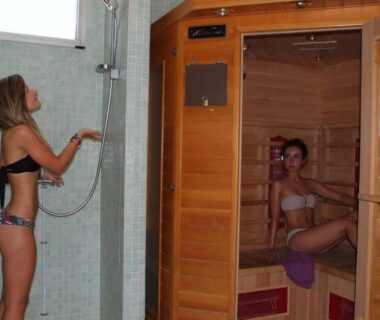 Espace spa avec douche et cabine sauna au Camping Tikayan Clau Mar Jo Maeva