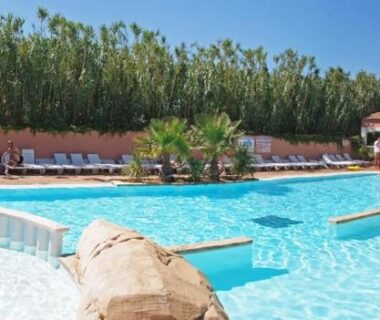 Piscine extérieure avec toboggans et pataugeoire au Camping Tikayan Clau Mar Jo - Maeva