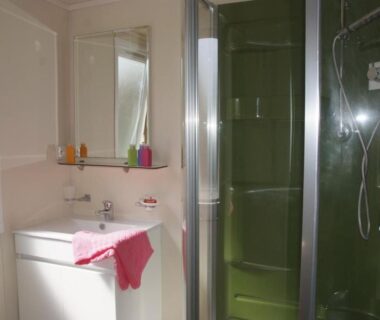 Salle de bains avec douche et lavabo au Camping Tikayan Clau Mar Jo - Maeva
