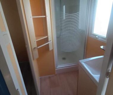 Salle d'eau avec cabine de douche lavabo et rangement dans le Camping Tohapi Coeur de Vendée