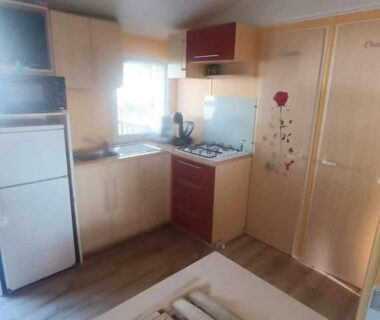 Cuisine équipée et table dans le mobil-home du Camping Tohapi Coeur de Vendée