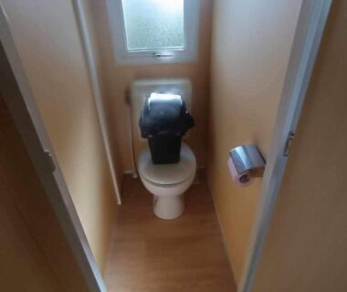 WC étroit avec toilette et fenêtre dans l'hébergement du Camping Tohapi Coeur de Vendée