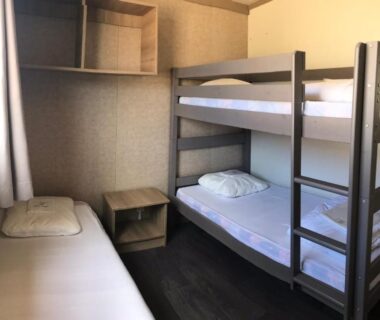Chambre avec lits superposés et lit simple au Camping Trinité