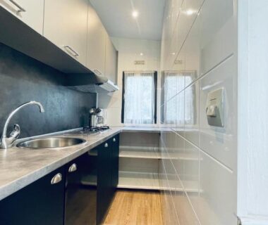 Coin cuisine équipé dans l'hébergement du Camping Trinité