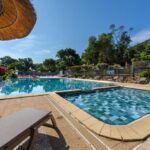 Piscine extérieure avec transats au Camping U Pirellu