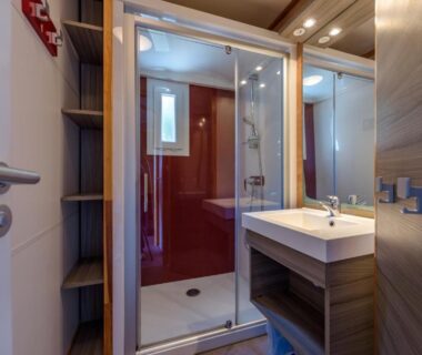 Salle de bain équipée avec cabine de douche du Camping U Pirellu