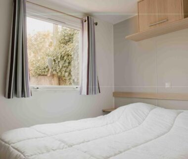 Chambre avec lit double et fenêtre au Camping VAL FLEURI ATC Cagnes-Sur-Mer